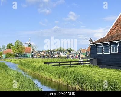 Zaandam, Niederlande. 30. April 2024. Touristen im Zaanse Schans. Typisch Niederländisch: Holzschuhe, Tulpen und Windmühlen Stockfoto