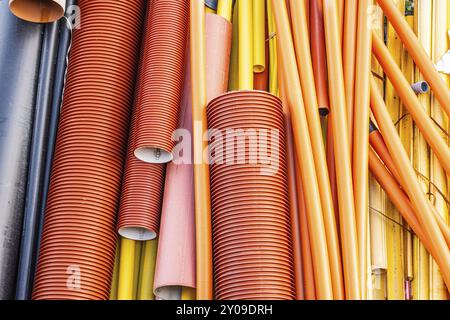 Kunststoffrohre in Schwarz, Rot, Orange und Gelb Stockfoto