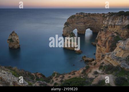 Natürliche Bogen Klippen von Praia da Marinha Strand bei Sonnenuntergang schöne Landschaft mit atlantik, in Lagoa Portugal Stockfoto