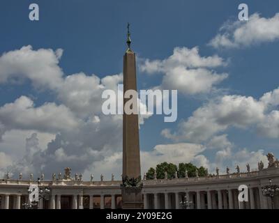 Großer Obelisk auf einem historischen Platz, umgeben von Skulpturen und unter einem bewölkten Himmel, Rom, Italien, Europa Stockfoto