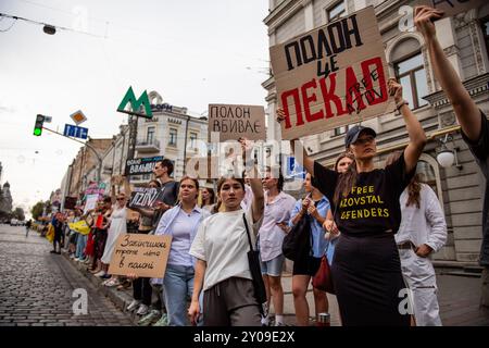 Kiew, Ukraine. September 2024. Anhänger der Gefangenen des Asov-Bataillons halten während einer Kundgebung Plakate, die die Freilassung des Gefangenen fordern. In Kiew, Ukraine, findet eine Kundgebung statt, um die Asowschen Soldaten zu unterstützen, die 2022 in Mariupol von Russland gefangen genommen wurden, um das Stahlwerk Asowstal zu verteidigen. Asow war in letzter Zeit kontrovers, mit angeblichen Verbindungen zum neonazismus durch ihre Symbole und ihre innere Politik. Quelle: SOPA Images Limited/Alamy Live News Stockfoto