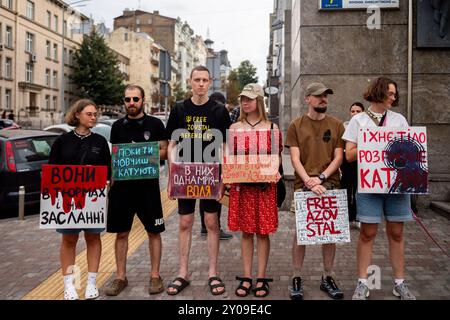 Kiew, Ukraine. September 2024. Anhänger der Gefangenen des Asov-Bataillons halten während einer Kundgebung Plakate, die die Freilassung des Gefangenen fordern. In Kiew, Ukraine, findet eine Kundgebung statt, um die Asowschen Soldaten zu unterstützen, die 2022 in Mariupol von Russland gefangen genommen wurden, um das Stahlwerk Asowstal zu verteidigen. Asow war in letzter Zeit kontrovers, mit angeblichen Verbindungen zum neonazismus durch ihre Symbole und ihre innere Politik. Quelle: SOPA Images Limited/Alamy Live News Stockfoto