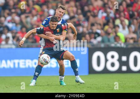 Vitor Manuel Carvalho Oliveira (Genua) - Pawe? Marek Dawidowicz (Verona) während des Spiels Genua CFC gegen Hellas Verona FC, italienischer Fußball Serie A in Genua, Italien, 01. September 2024 Stockfoto