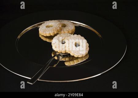 Ein paar Kekse auf einem silbernen Teller nieder Stockfoto