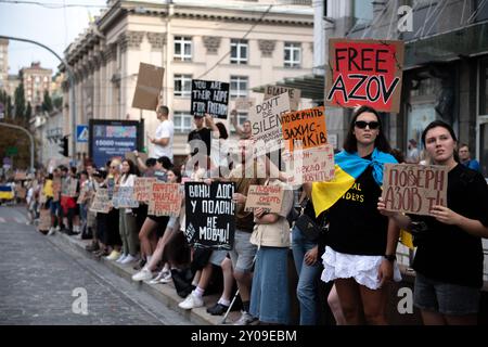 Kiew, Ukraine. September 2024. Anhänger der Gefangenen des Asov-Bataillons halten während einer Kundgebung Plakate, die die Freilassung des Gefangenen fordern. In Kiew, Ukraine, findet eine Kundgebung statt, um die Asowschen Soldaten zu unterstützen, die 2022 in Mariupol von Russland gefangen genommen wurden, um das Stahlwerk Asowstal zu verteidigen. Asow war in letzter Zeit kontrovers, mit angeblichen Verbindungen zum neonazismus durch ihre Symbole und ihre innere Politik. Quelle: SOPA Images Limited/Alamy Live News Stockfoto