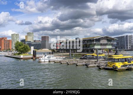 Das Floating Office Rotterdam gilt als das größte schwimmende Bürogebäude der Welt, erster Teil des schwimmenden Parks, im 28 ha großen Rijnhaven Stockfoto