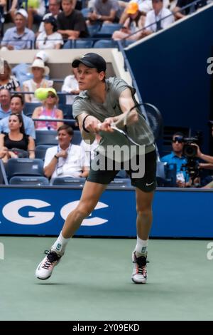 Jannik Sinner (ITA) tritt in Runde 1 der US Open Tennis 2024 an. Stockfoto