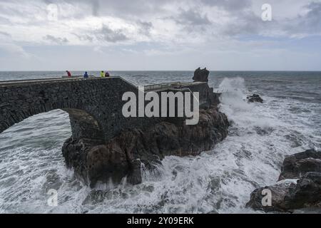 Ponta do Sol pier Brücke mit Wellen, die in der Autonomen Region Madeira Stockfoto