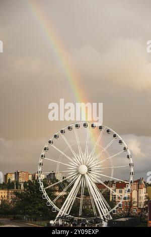 Riesenrad mit Regenbogen in der Nähe der Philharmonie in Danzig, Polen, Europa Stockfoto