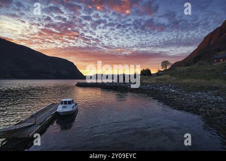 Sonnenuntergang auf dem Fjord von Selje Norwegen. Sehr schöne Farben spiegeln sich in den Wolken und dem Wasser. Angelurlaub in fantastischer Landschaft Stockfoto