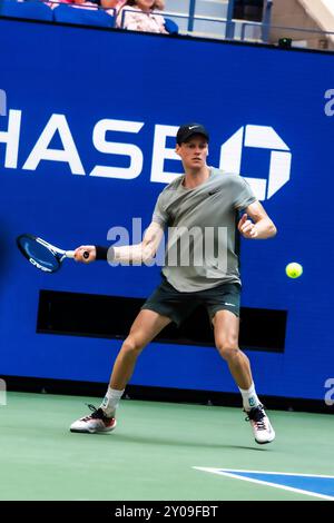 Jannik Sinner (ITA) tritt in Runde 1 der US Open Tennis 2024 an. Stockfoto