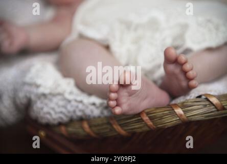 Nahaufnahme von winzigen Babys Füße. Zehen. Horizontale Foto. Makro. Retro abgeschwächt. Natürliches Licht. DOF Stockfoto