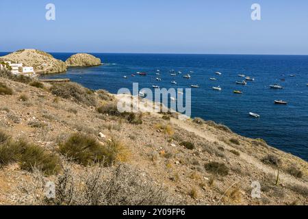 Küste von Cabo de Gata in der Gegend von Isleta del Moro, einer Fischerstadt in der Nähe von Los Escullos Stockfoto