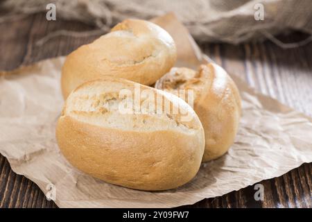 Brötchen (frisch gebacken auf dunkle Vintage Holz-Hintergrund) Stockfoto