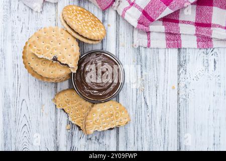 Portion Schokolade Creme Cookies (auf hölzernen Hintergrund) Stockfoto