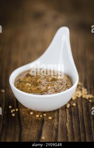 Hausgemachten süßen Senf auf einem Holztisch (selektive Fokus) als detaillierte Nahaufnahme Stockfoto