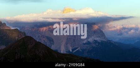 Abendlicher Blick auf den Pelmo, Südtirol, die Alpen Dolomiten, Italien Stockfoto