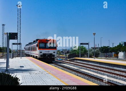 Mittelstreckenzug am Bahnhof Don Benito (2011) in der Provinz Badajoz. Stockfoto