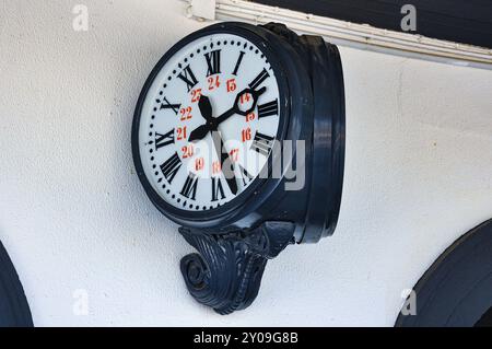 Alte Uhr im Bahnhof Don Benito in der Provinz Badajoz, mit Media Distancia-Diensten Stockfoto