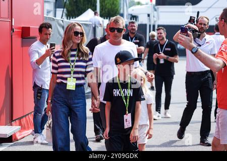 Monza, Italien. 31. August 2024. Kimi Raikkonen (FIN) mit seiner Frau Minttu Virtanen und ihren Kindern Robin und Rianna, F1 Grand Prix von Italien beim Autodromo Nazionale Monza am 31. August 2024 in Monza, Italien. (Foto von HOCH ZWEI) Credit: dpa/Alamy Live News Stockfoto