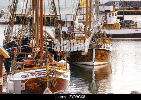 HUSAVIK, ISLAND, 29. JUNI: Am 29. Juni 2013 in Husavik verankerte Walbeobachtungsschoner bei Sonnenaufgang im Hafen von Husavik und in den Bergen im Hintergrund, Stockfoto