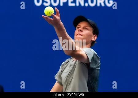 Jannik Sinner (ITA) tritt in Runde 1 der US Open Tennis 2024 an. Stockfoto