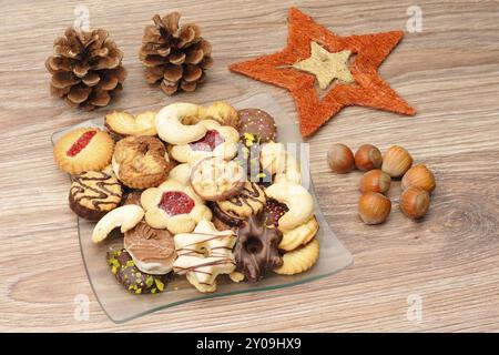 Weihnachtsgebäck mit Dekoration, gebackene Kekse auf einem Teller zu Weihnachten Stockfoto