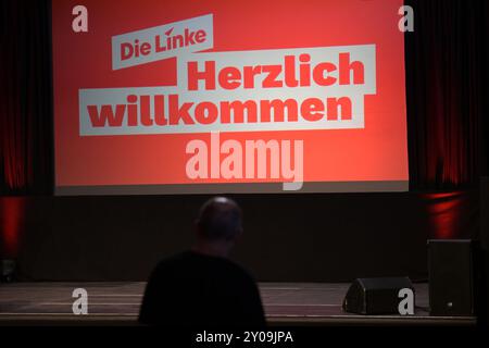 Erfurt, Deutschland. September 2024. Zu Beginn der Linkspartei ist die Bühne noch leer. Die Landtagswahl in Thüringen fand am Sonntag statt. Quelle: Hannes Albert/dpa/Alamy Live News Stockfoto