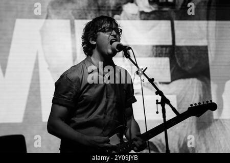 ALEX EDKINS, METZ, KONZERT, 2024: Alex Edkins, Sänger und Gitarrist der kanadischen Punkband METZ auf der Far Out Stage. Tag eins des Green man Festivals 2024 im Glanusk Park, Brecon, Wales. Foto: Rob Watkins. INFO: Metz ist eine kanadische Noise-Rock-Band, die für ihren intensiven, abrasiven Sound und ihre rauen, energiereichen Auftritte bekannt ist. Ihre Musik wurde 2008 gegründet und verbindet Punk-, Post-Hardcore- und Grunge-Einflüsse und liefert kraftvolle, verzerrungsstarke Stücke, die mit einer viszeralen, chaotischen Energie Resonanz finden. Stockfoto