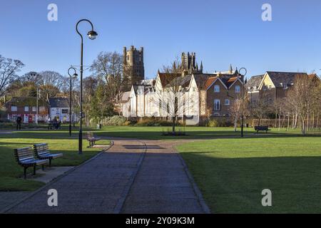 ELY, CAMBRIDGESHIRE, Großbritannien, 23. NOVEMBER: Blick vom Fluss Great Ouse in Richtung Ely Cathedral in Ely, Cambridgeshire am 23. November 2012. Drei Unidenti Stockfoto