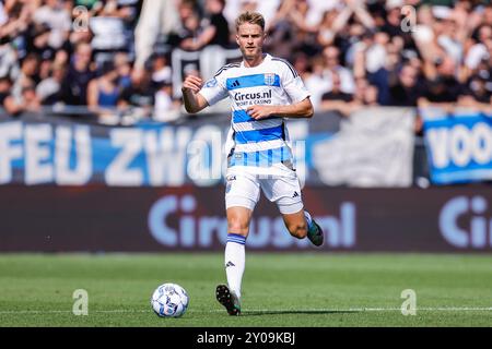 Zwolle, Niederlande. September 2024. ZWOLLE, NIEDERLANDE - 1. SEPTEMBER: Simon Graves von PEC Zwolle spielt mit dem Ball während eines niederländischen Eredivisie-Spiels zwischen PEC Zwolle und Heracles Almelo im MAC³PARK stadion am 1. September 2024 in Zwolle, Niederlande. (Foto von Raymond Smit/Orange Pictures) Credit: Orange Pics BV/Alamy Live News Stockfoto