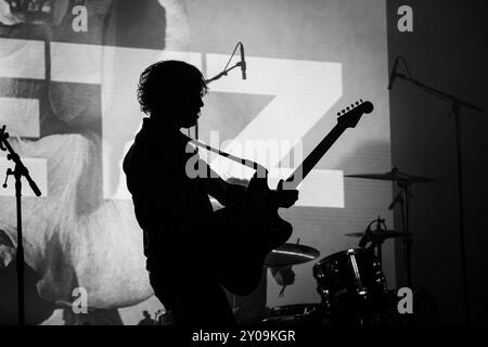 ALEX EDKINS, METZ, KONZERT, 2024: Alex Edkins, Sänger und Gitarrist der kanadischen Punkband METZ auf der Far Out Stage. Tag eins des Green man Festivals 2024 im Glanusk Park, Brecon, Wales. Foto: Rob Watkins. INFO: Metz ist eine kanadische Noise-Rock-Band, die für ihren intensiven, abrasiven Sound und ihre rauen, energiereichen Auftritte bekannt ist. Ihre Musik wurde 2008 gegründet und verbindet Punk-, Post-Hardcore- und Grunge-Einflüsse und liefert kraftvolle, verzerrungsstarke Stücke, die mit einer viszeralen, chaotischen Energie Resonanz finden. Stockfoto