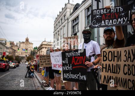 Kiew, Ukraine. September 2024. Anhänger der Gefangenen des Asov-Bataillons halten während einer Kundgebung Plakate, die die Freilassung des Gefangenen fordern. In Kiew, Ukraine, findet eine Kundgebung statt, um die Asowschen Soldaten zu unterstützen, die 2022 in Mariupol von Russland gefangen genommen wurden, um das Stahlwerk Asowstal zu verteidigen. Asow war in letzter Zeit kontrovers, mit angeblichen Verbindungen zum neonazismus durch ihre Symbole und ihre innere Politik. (Foto: Jay Kogler/SOPA Images/SIPA USA) Credit: SIPA USA/Alamy Live News Stockfoto