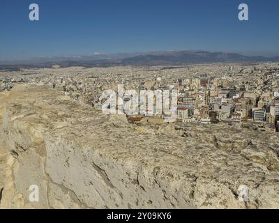 Panoramablick auf ein ausgedehntes Stadtbild von einer alten Mauer aus gesehen, athen, griechenland Stockfoto