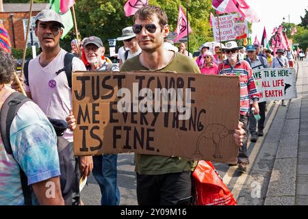 Windsor, Großbritannien. September 2024. Letzter Tag des "Upgrade Democracy" Wochenendes mit Aktivitäten durch Extinction Rebellion. Marsch vom XR-Campingplatz am Stadtrand von Windsor nach Windsor Castle. Quelle: Stephen Bell/Alamy Live News Stockfoto