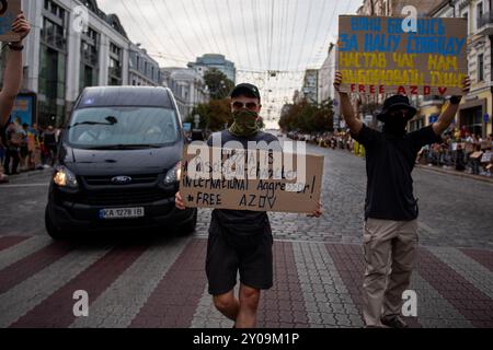 Kiew, Ukraine. September 2024. Anhänger der Gefangenen des Asov-Bataillons halten während einer Kundgebung Plakate, die die Freilassung des Gefangenen fordern. In Kiew, Ukraine, findet eine Kundgebung statt, um die Asowschen Soldaten zu unterstützen, die 2022 in Mariupol von Russland gefangen genommen wurden, um das Stahlwerk Asowstal zu verteidigen. Asow war in letzter Zeit kontrovers, mit angeblichen Verbindungen zum neonazismus durch ihre Symbole und ihre innere Politik. (Foto: Jay Kogler/SOPA Images/SIPA USA) Credit: SIPA USA/Alamy Live News Stockfoto