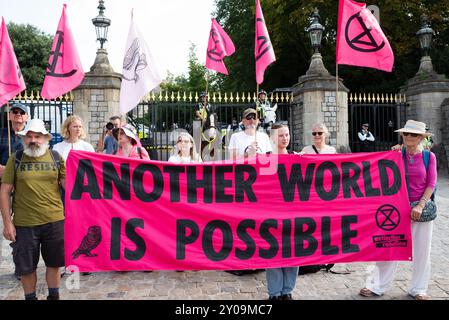 Windsor, Großbritannien. September 2024. Letzter Tag des "Upgrade Democracy" Wochenendes mit Aktivitäten durch Extinction Rebellion. Marsch vom XR-Campingplatz am Stadtrand von Windsor nach Windsor Castle. Quelle: Stephen Bell/Alamy Live News Stockfoto