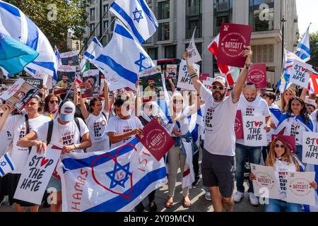 The Strand, London, Großbritannien. September 2024. Ein friedlicher Protest, der von der Stop the Hate Movement organisiert wurde, um gegen die jüngste Entscheidung von Pret A Manger zu protestieren, dem Druck der BDS nachzugeben, indem er die Pläne zur Eröffnung von Niederlassungen in Israel aufhält. Dieser Protest zielt darauf ab, diejenigen gegen die diskriminierende Taktik der BDS-Bewegung zu vereinen. Quelle: Amanda Rose/Alamy Live News Stockfoto