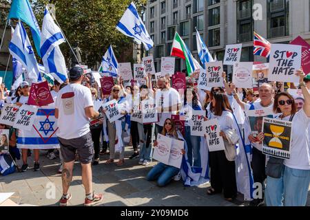 The Strand, London, Großbritannien. September 2024. Ein friedlicher Protest, der von der Stop the Hate Movement organisiert wurde, um gegen die jüngste Entscheidung von Pret A Manger zu protestieren, dem Druck der BDS nachzugeben, indem er die Pläne zur Eröffnung von Niederlassungen in Israel aufhält. Dieser Protest zielt darauf ab, diejenigen gegen die diskriminierende Taktik der BDS-Bewegung zu vereinen. Quelle: Amanda Rose/Alamy Live News Stockfoto