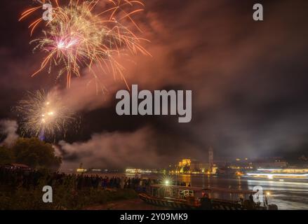 Solstice Feuerwerk mit Blick auf Duernstein, Rossatz-Arnsdorf, Niederösterreich, Österreich, Europa Stockfoto