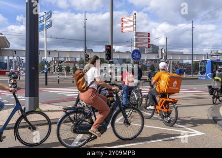 Radfahrer, Mopedfahrer, warten an einer roten Ampel, Feijenoord, vor der Erasmus-Brücke, Rotterdam, Niederlande Stockfoto