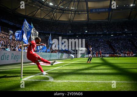 Gelsenkirchen, Deutschland. September 2024. Spielraum, Ecke Linton MAINA (K) in der Veltins-Arena, vor den Fans von GE, Action, Spielszene, Fußball 2. Bundesliga, 4. Spieltag, FC Schalke 04 (GE) - FC Köln (K) 1:3, am 01.09.2024 in Gelsenkirchen. #DFL-Vorschriften verbieten die Verwendung von Fotos als Bildsequenzen und/oder Quasi-Video # Credit: dpa/Alamy Live News Stockfoto