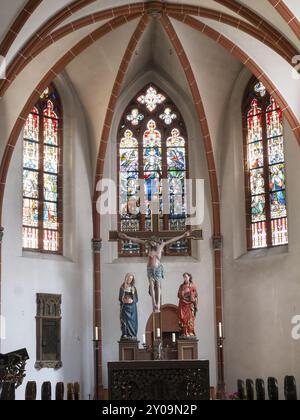 Altar mit Kreuzigungsgruppe unter dem Kreuzgewölbe der Pfarrkirche St. Michael, Bernkastel, Mosel, Rheinland-Pfalz, Deutschland, Europa Stockfoto