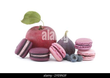 Gruppe von bunten Macarons und Früchten isoliert auf weißem Hintergrund. Volle Schärfentiefe Stockfoto