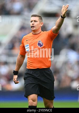 Newcastle upon Tyne, Großbritannien. September 2024. Schiedsrichter Robert Jones während des Premier League-Spiels im St. James' Park, Newcastle upon Tyne. Der Bildnachweis sollte lauten: Anna Gowthorpe/Sportimage Credit: Sportimage Ltd/Alamy Live News Stockfoto