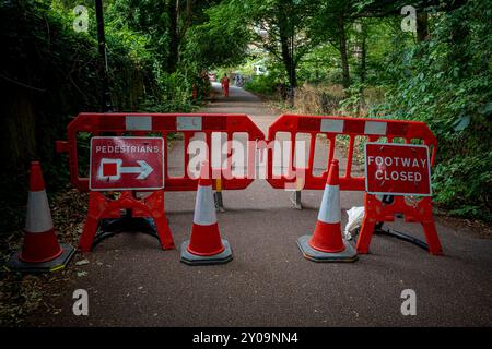 Ein geschlossener Fußweg in Cambridge - Ablenkungsschilder für Fußgänger und Radfahrer, die einen geschlossenen Fußweg in Cambridge UK benutzen. Stockfoto