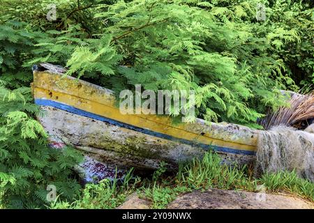 Alte verlassene hölzerne Angelboot/Fischerboot im Wald am Meer Stockfoto