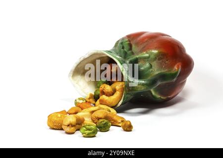 Gesalzenen Nüssen auf weißem Hintergrund Stockfoto