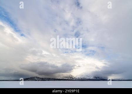 Acre Massiv in Wolken, Stora Sjoefallet Nationalpark, Laponia Weltkulturerbe, Norrbotten, Lappland, Schweden, April 2018, Europa Stockfoto