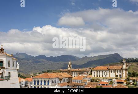 Blick auf die Innenstadt von der Stadt Ouro Preto mit seinen alten und Geschichten Gebäude und Kirchen und Architektur-Funktionen Stockfoto